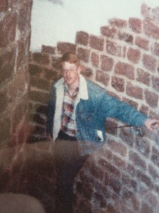 Ken Scholes in einem alten römischen Badehaus, irgendwo bei Stuttgart, 1987.